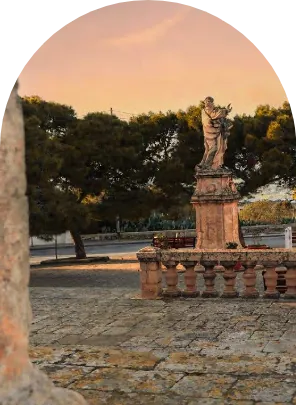 Statue in the square at San Pawl tat-Tarġa